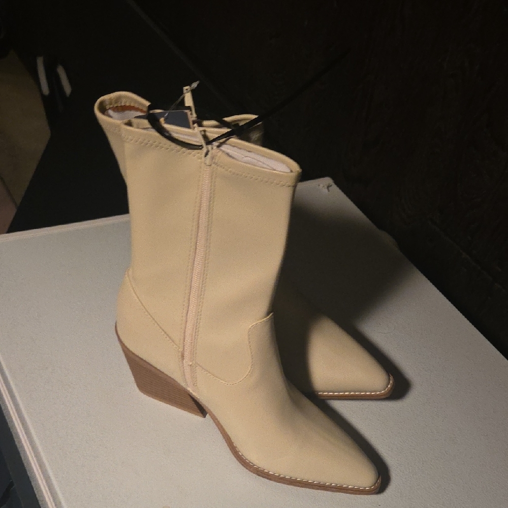Universal Thread Tan Heeled Boots